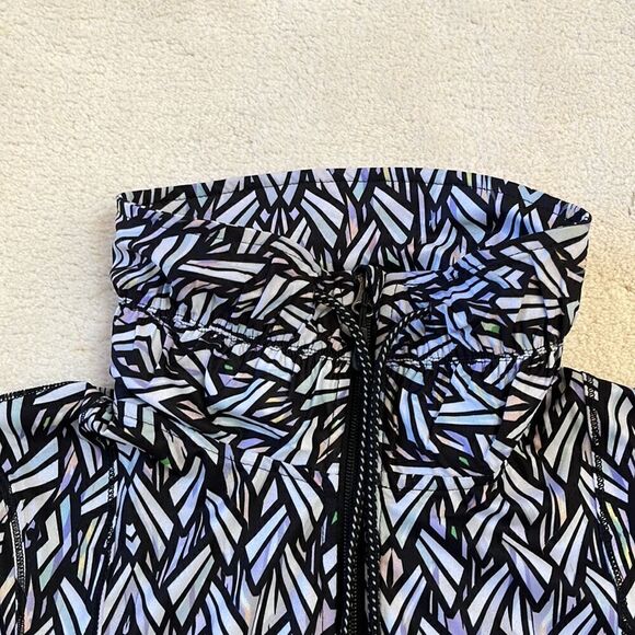 Titika Active Couture Women's Size 8 Black and White Jacket Graphic Zip. - Picture 3 of 6